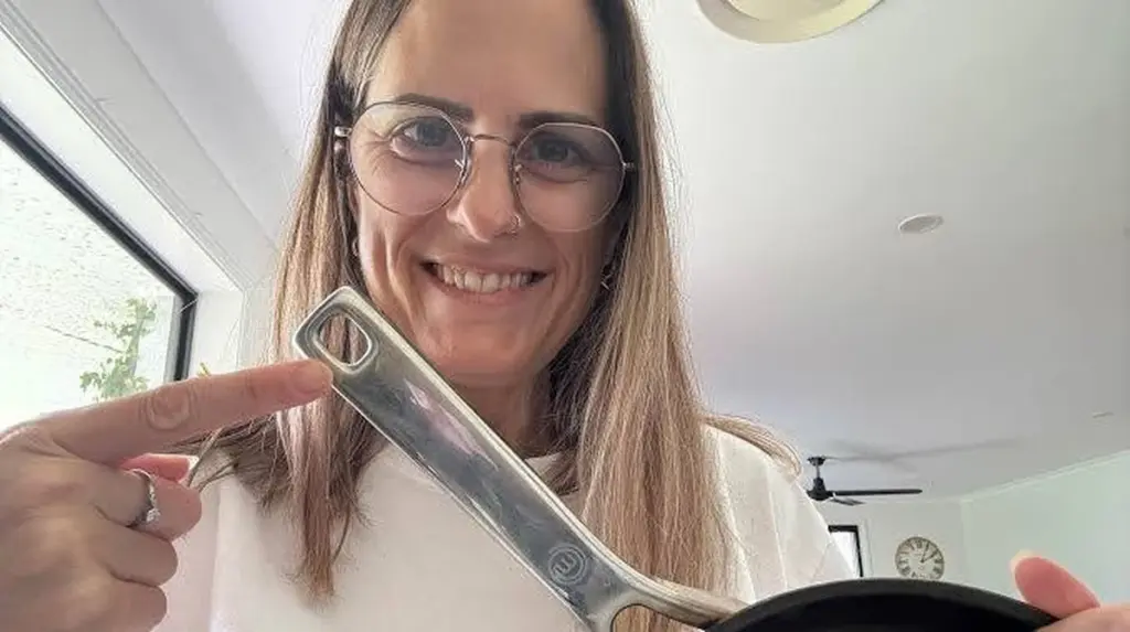 Dlaczego kucharze wkładają drewnianą łyżkę w otwór rączki rondla