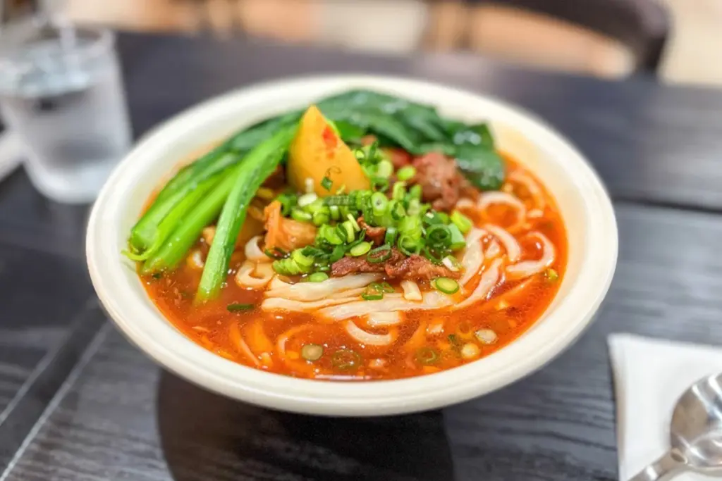 Dlaczego kucharze w Japonii coraz częściej dodają pomidory do chińskiego bulionu