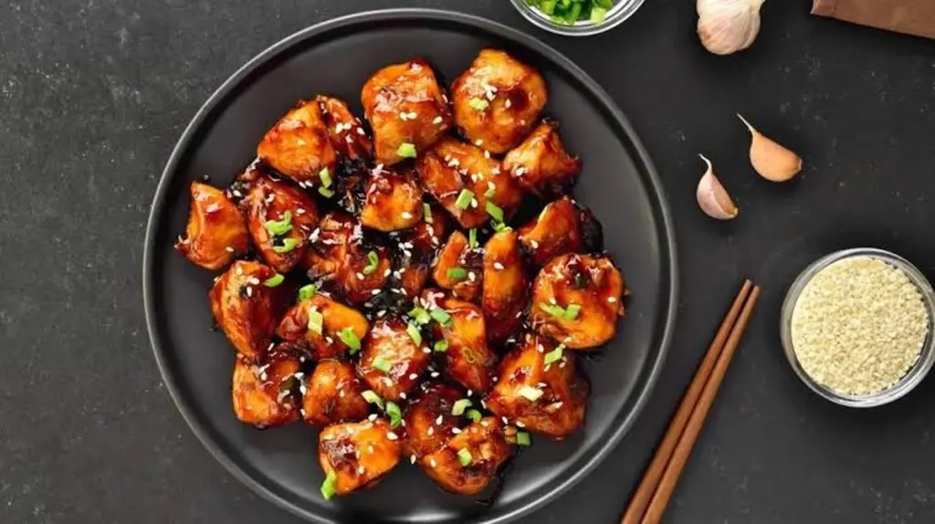 Dlaczego kucharze coraz częściej posypują kurczaka mąką przed pieczeniem