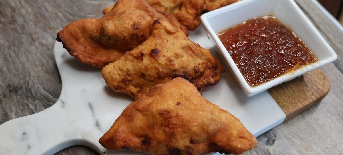 Dlaczego kucharz z Reunion dodaje konfitowaną kaczkę do chrupiących pierożków - image 1