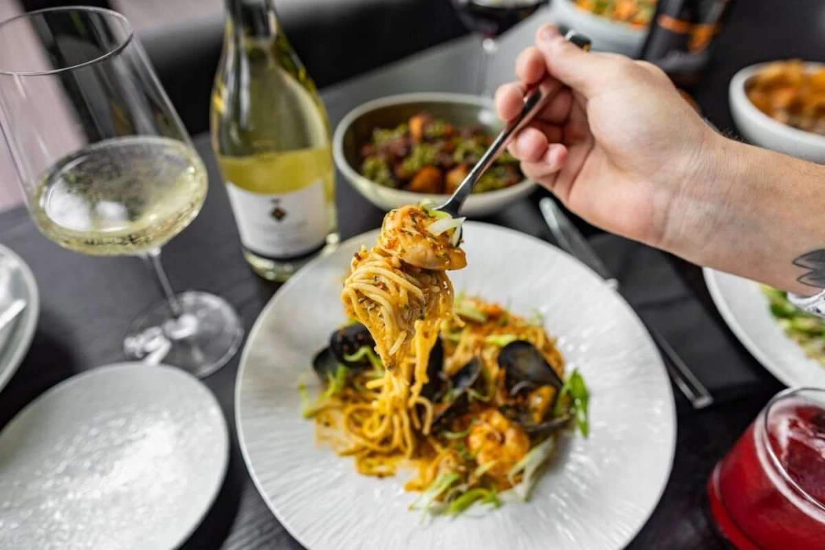 Dlaczego kucharze w Glasgow rezygnują z tradycyjnego menu na rzecz talerzyków do dzielenia się - image 1