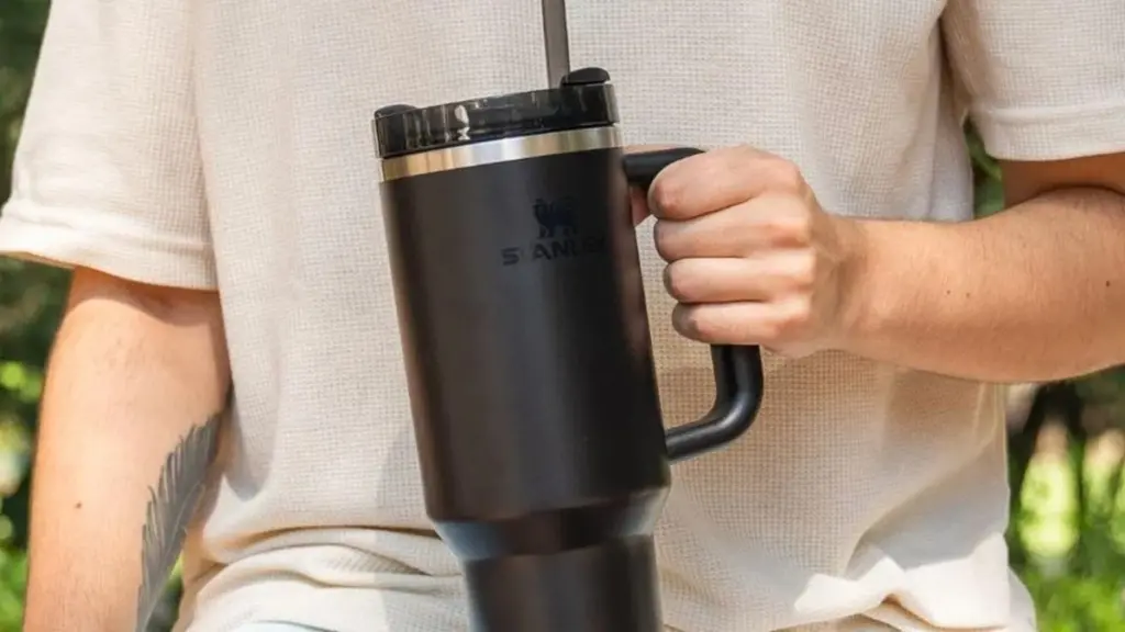 Dlaczego mieszkańcy dużych miast masowo stawiają na te stalowe kubki