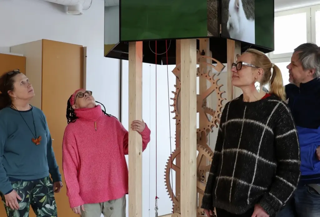 Dlaczego mieszkańcy tego miasta budują zegar z własnych wspomnień