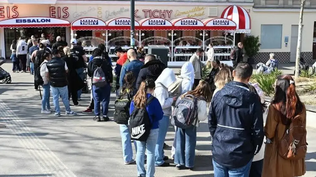Dlaczego mieszkańcy Wiednia ustawili się w gigantycznej kolejce na Reumannplatz