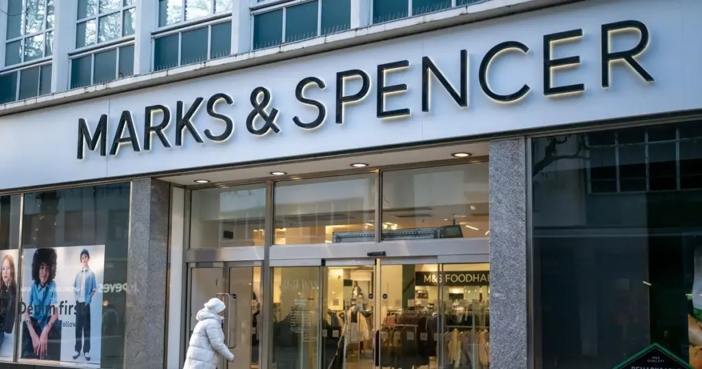 Dlaczego miłośnicy wnętrz masowo kupują ten wazon z dymionego szkła za 80 zł