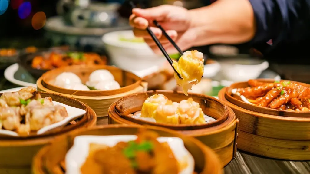 Dlaczego miłośnicy azjatyckiej kuchni zawsze szukają parujących wózków w weekendowe poranki