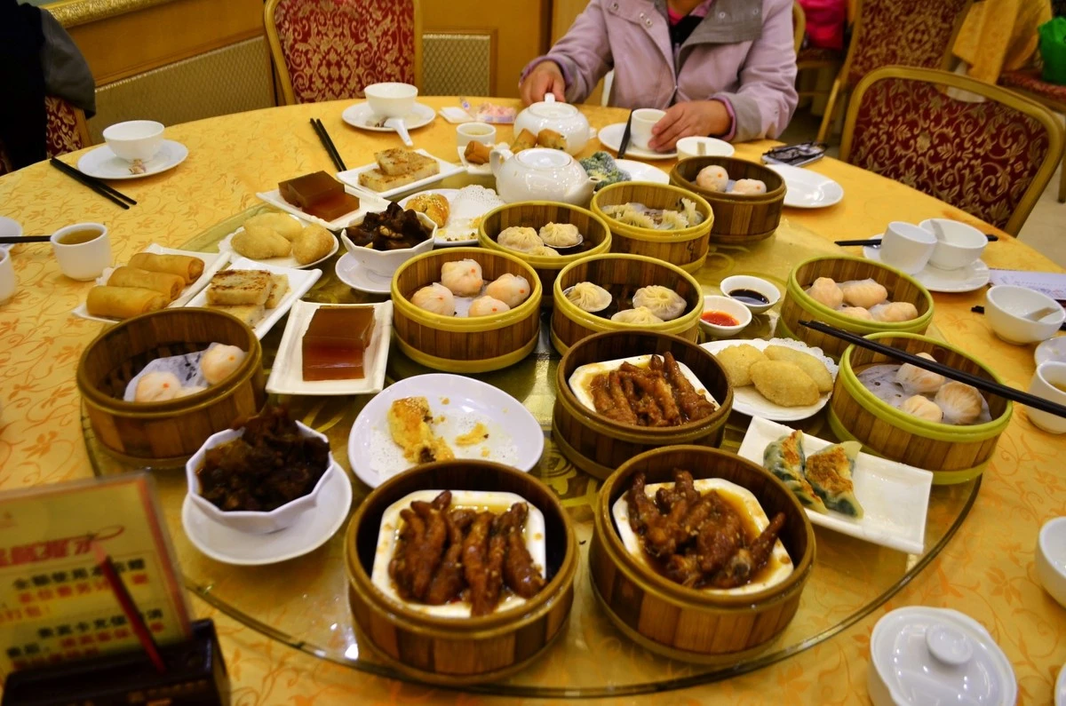 Dlaczego miłośnicy azjatyckiej kuchni zawsze szukają parujących wózków w weekendowe poranki - image 1