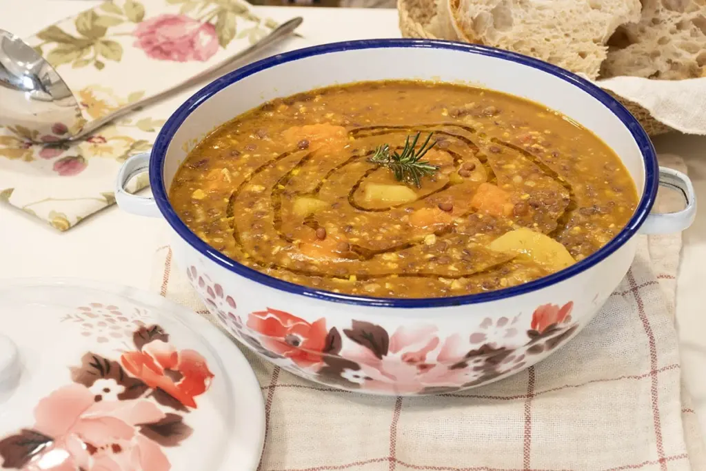 Dlaczego moja mama zawsze dodawała garść ryżu do gotujących się soczewicy