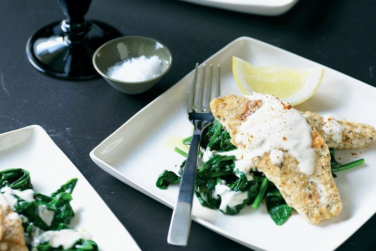 Dlaczego najlepsi kucharze zawsze wyciskają szpinak przez gazę przed podaniem ryby - image 1