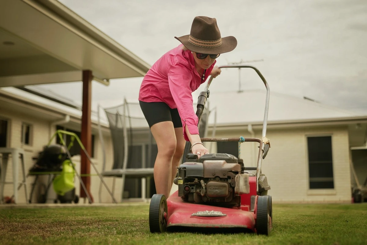 Dlaczego nie wolno kosić trawy między 12 a 16 - image 1