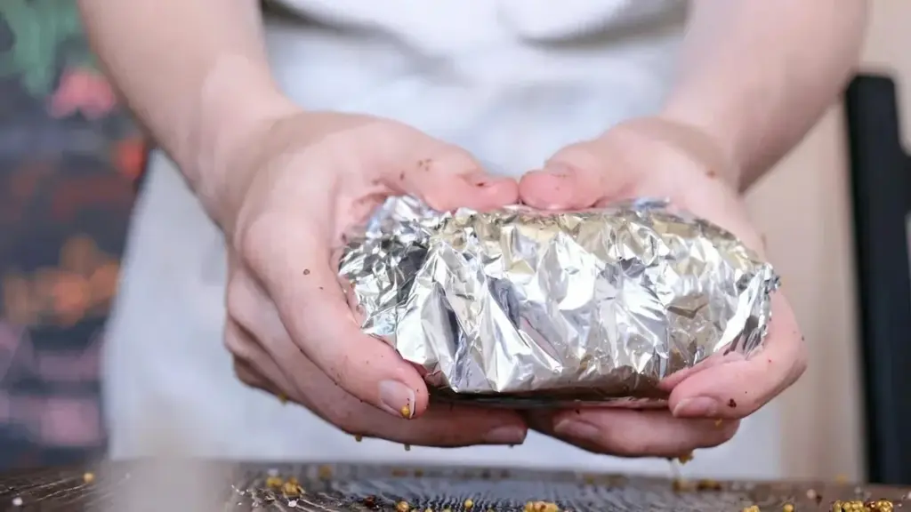 Dlaczego nigdy nie należy zawijać tych czterech produktów w folię aluminiową