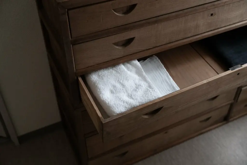 Dlaczego osoby z zawsze czystymi domami nigdy nie kładą listów na stole