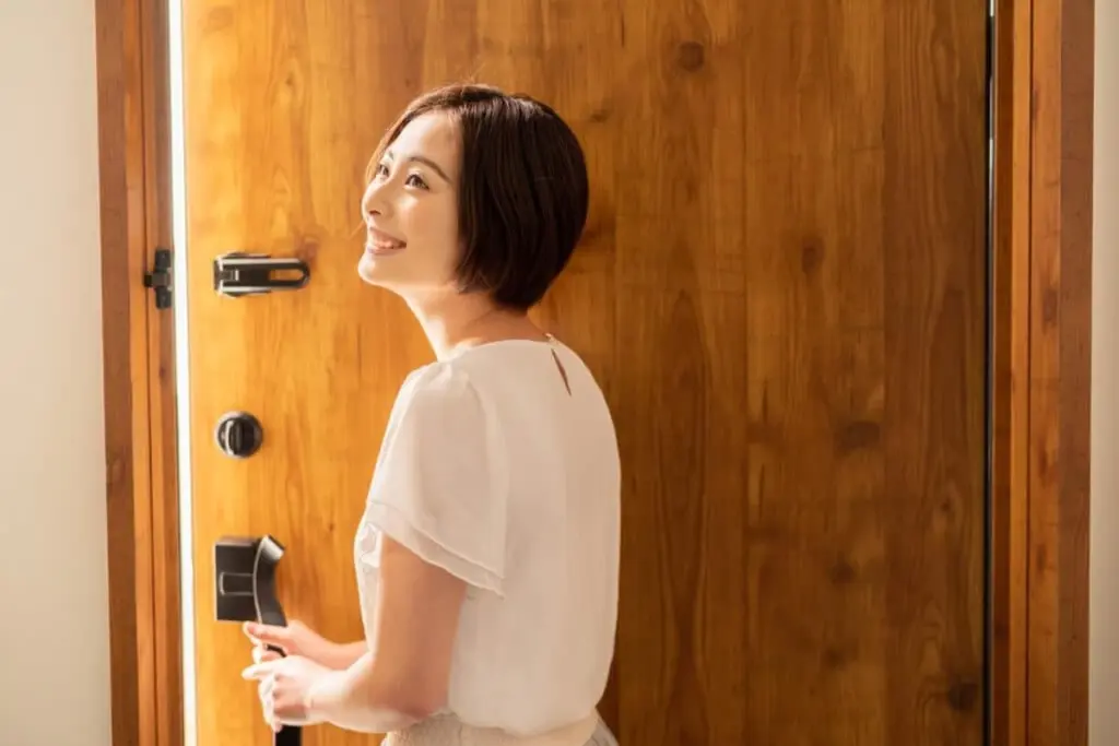 Dlaczego Polacy rezygnują z klasycznych ościeżnic na rzecz drzwi ukrytych