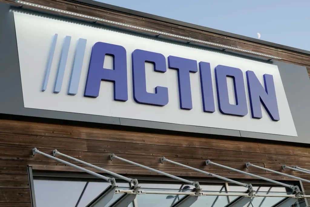 Dlaczego Polacy ustawiają ten jeden fotel z Action na swoich balkonach jeszcze przed majówką