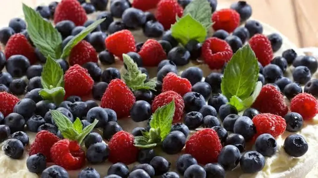 Dlaczego profesjonalni cukiernicy podają ten tort bezowy natychmiast po złożeniu