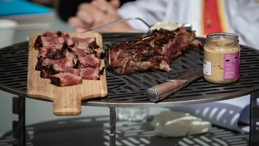 Dlaczego profesjonalni kucharze zawsze kładą suchy stek na ruszt