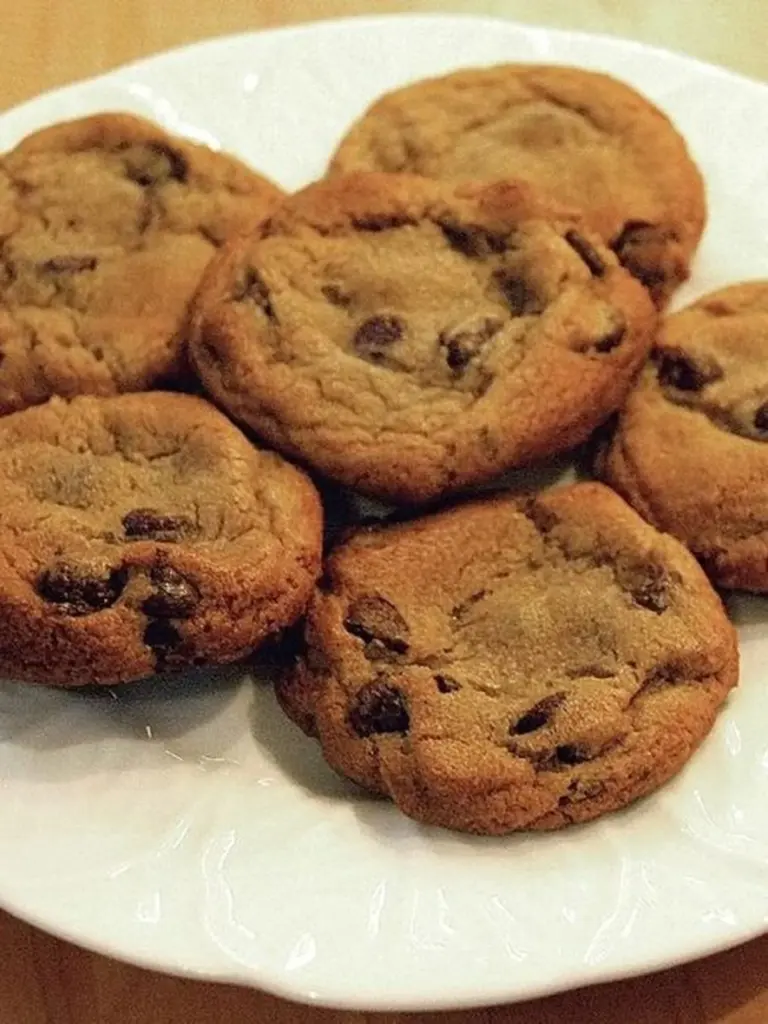 Dlaczego profesjonalni cukiernicy zawsze wkładają surowe ciasto do lodówki przed pieczeniem