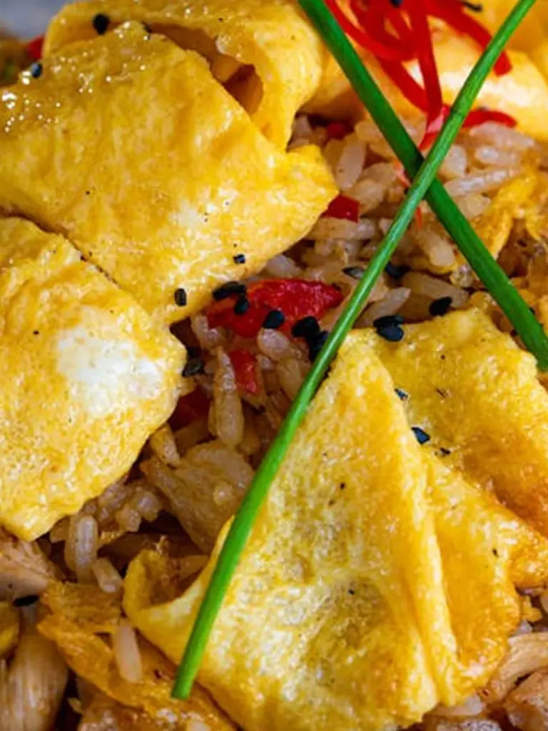 Dlaczego profesjonalni kucharze zawsze dodają jajka do kurczaka w ten jeden sposób