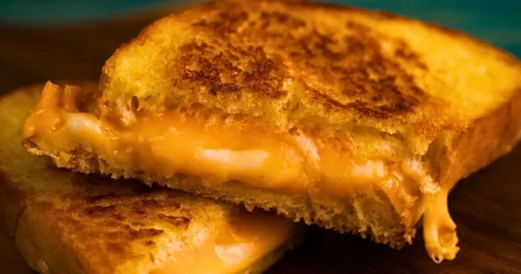 Dlaczego profesjonalni kucharze smarują pieczywo majonezem zamiast masła