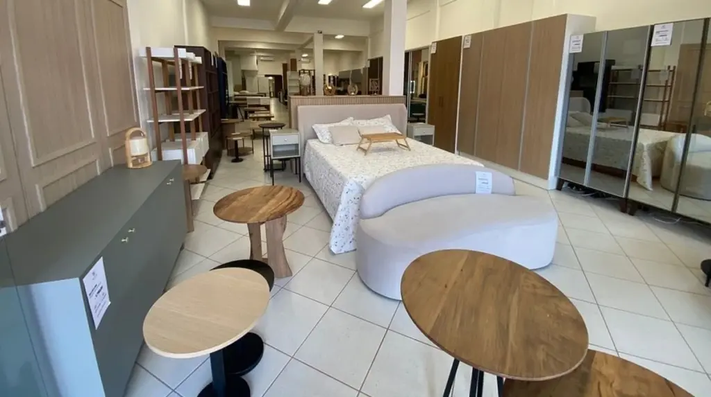 Dlaczego profesjonalni dekoratorzy kupują meble bezpośrednio z linii montażowych