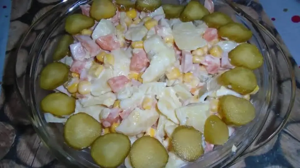 Dlaczego profesjonalni kucharze zawsze odcedzają ogórki kiszone przed dodaniem do sałatki