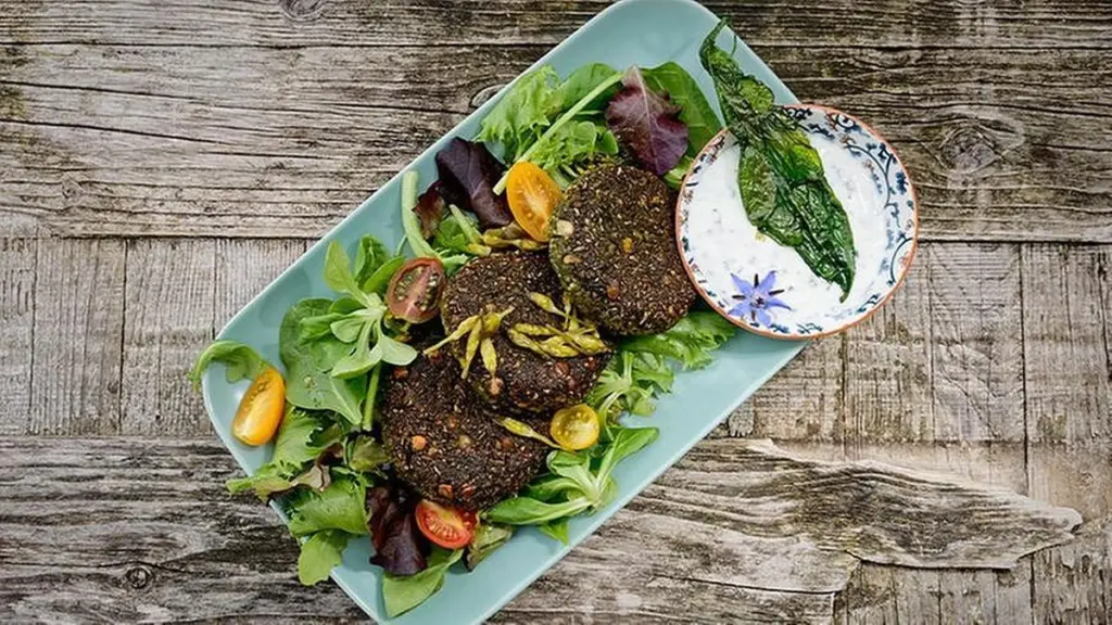 Dlaczego profesjonalni kucharze zawsze dodają gałkę muszkatołową do mrożonego groszku