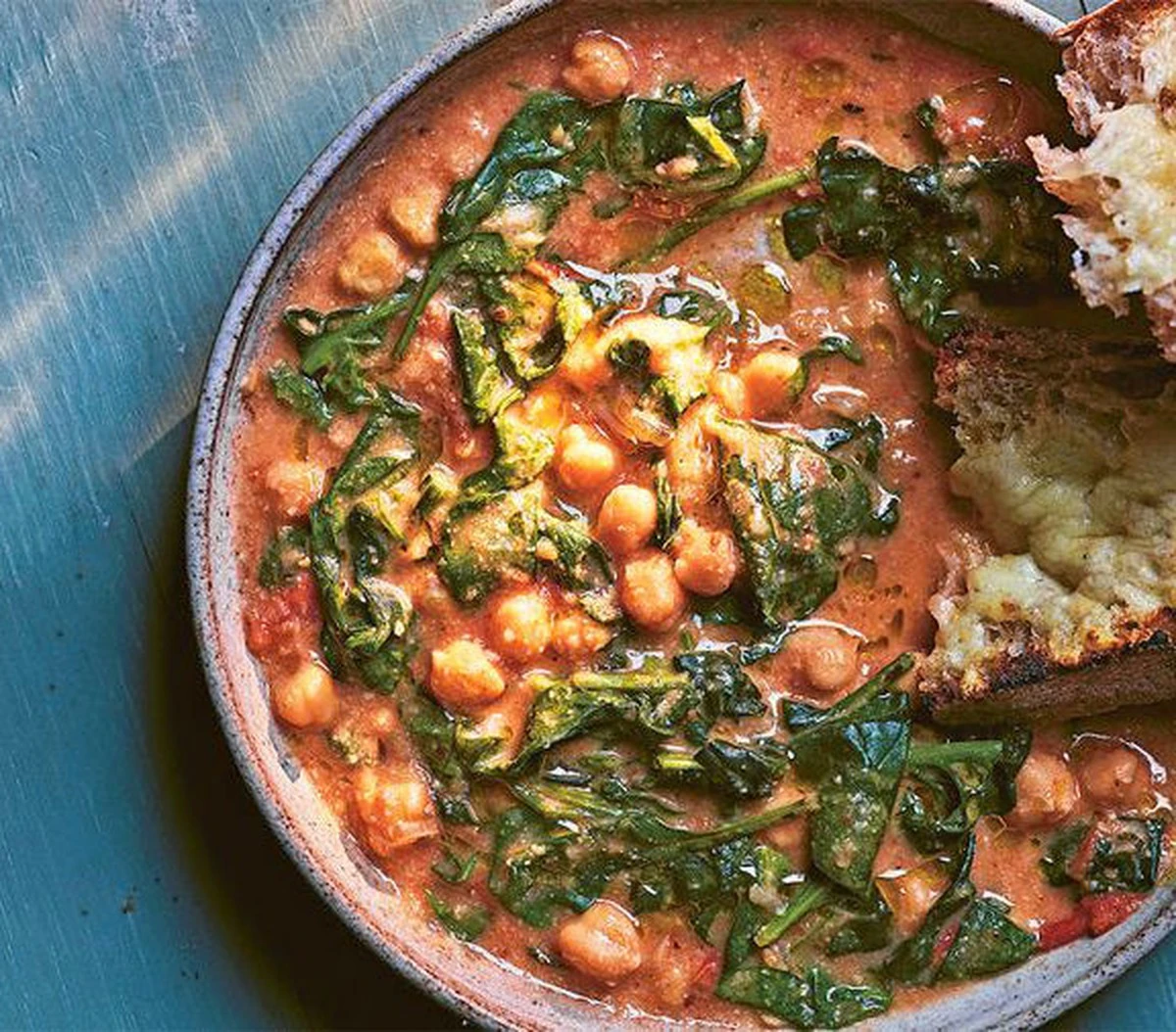 Dlaczego profesjonalni kucharze wrzucają szpinak do garnka dopiero na samym końcu - image 1