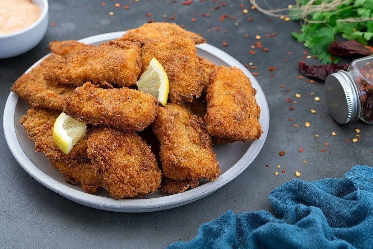 Dlaczego profesjonalni kucharze nigdy nie solą ryby przed smażeniem - image 1