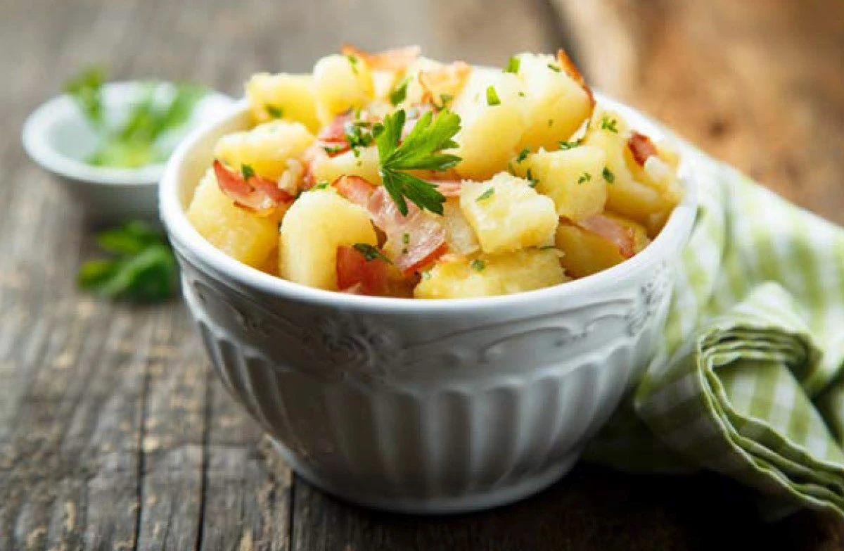 Dlaczego profesjonalni kucharze zawsze odcedzają ogórki kiszone przed dodaniem do sałatki - image 1