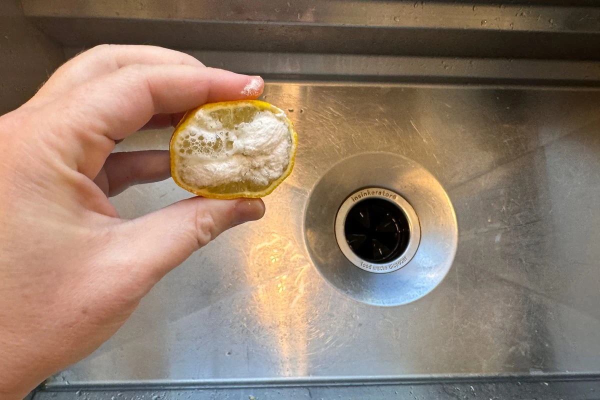 Dlaczego profesjonalni kucharze zawsze trzymają połówkę cytryny przy zlewie - image 1