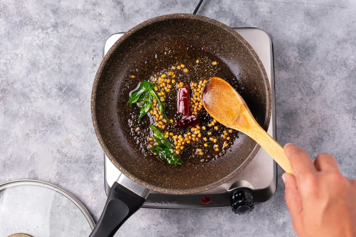 Dlaczego profesjonalni kucharze zawsze dolewają wodę do smażonej cebuli - image 1