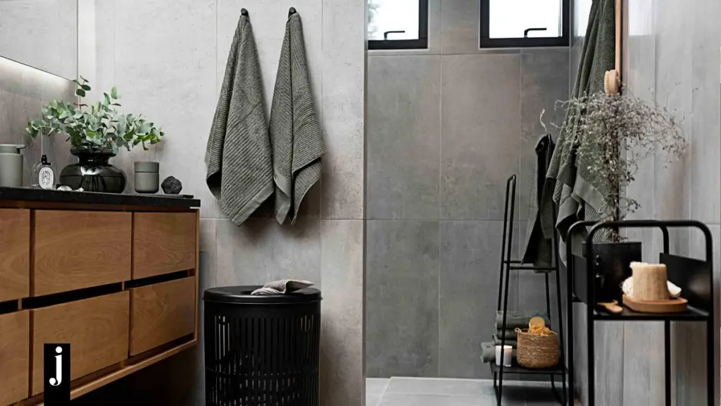 Dlaczego projektanci wnętrz wstawiają biały regał z IKEA do najmniejszych łazienek