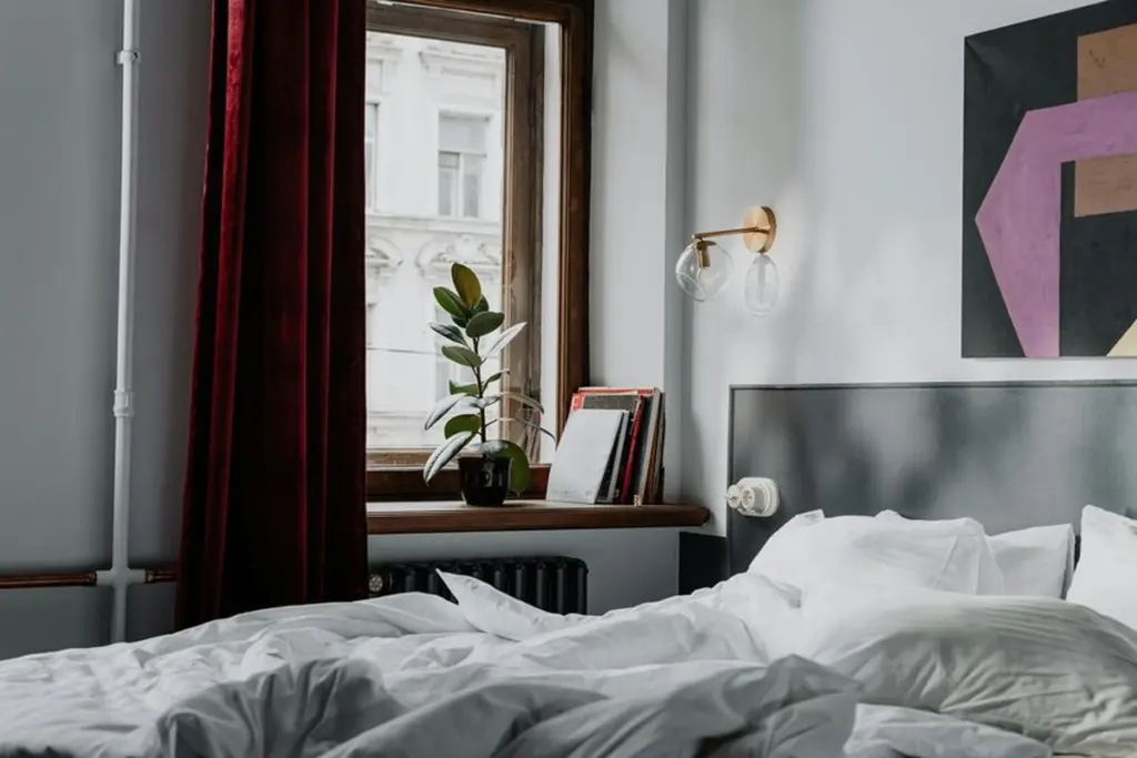 Dlaczego projektanci wnętrz rezygnują z łóżek z pojemnikiem na rzecz szuflad bocznych