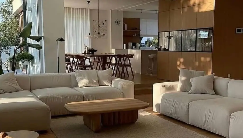 Dlaczego projektanci wnętrz coraz częściej łączą sosnowe drewno z papierowymi lampami