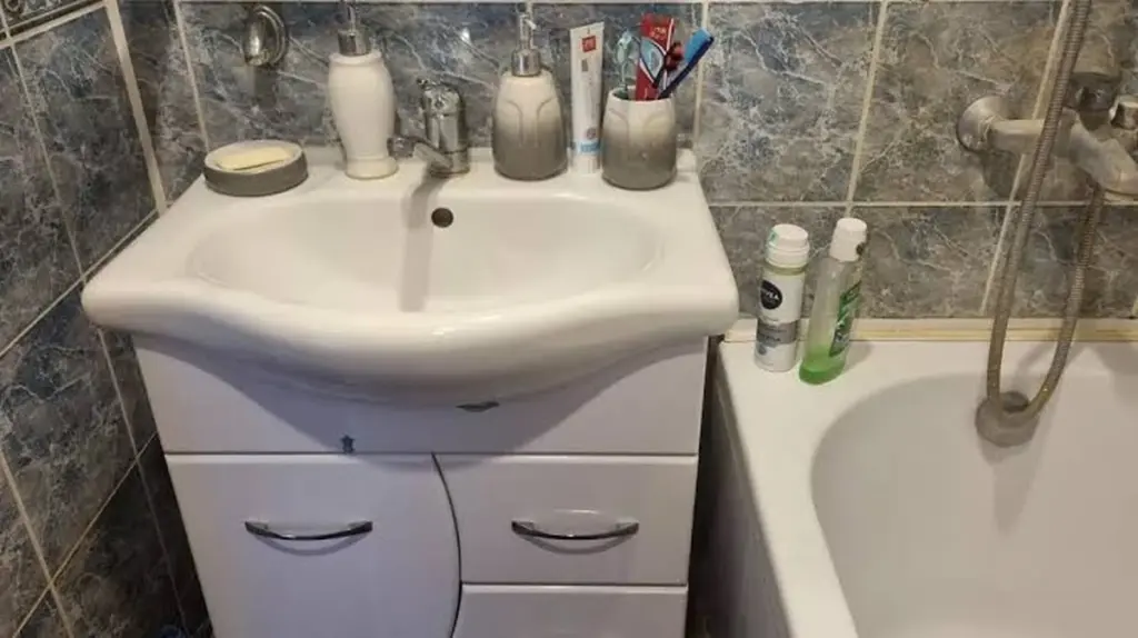 Dlaczego projektanci usuwają stojące szafki z łazienek i co montują zamiast nich