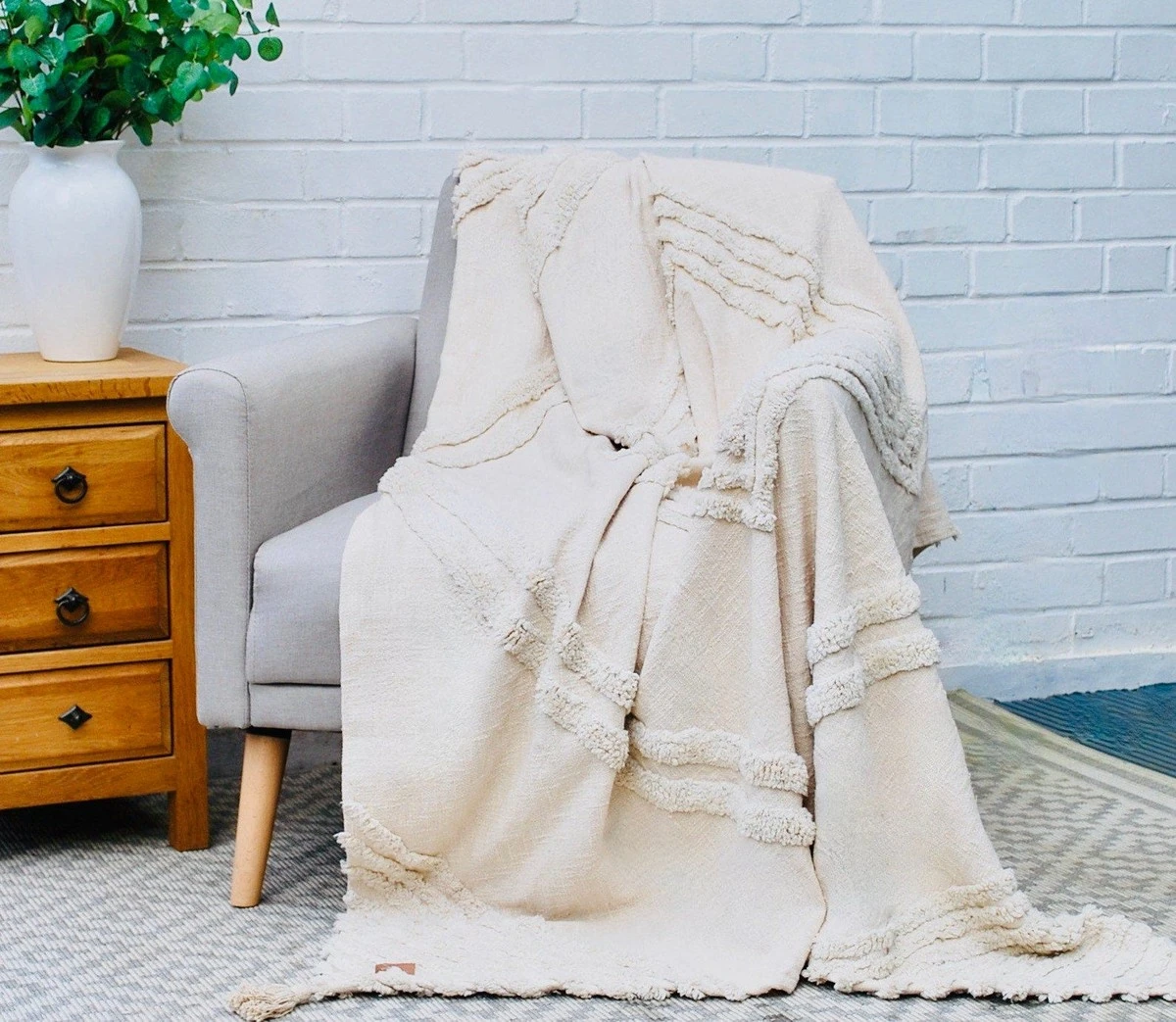 Dlaczego projektanci usuwają poduszki z kanap: w 2026 zastępuje je ten jeden element - image 1