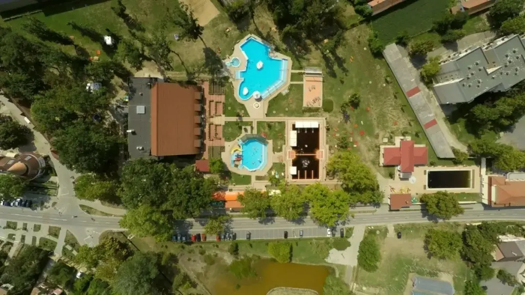 Dlaczego pływanie w tym konkretnym basenie pomaga na stawy bardziej niż zwykłe kąpiele