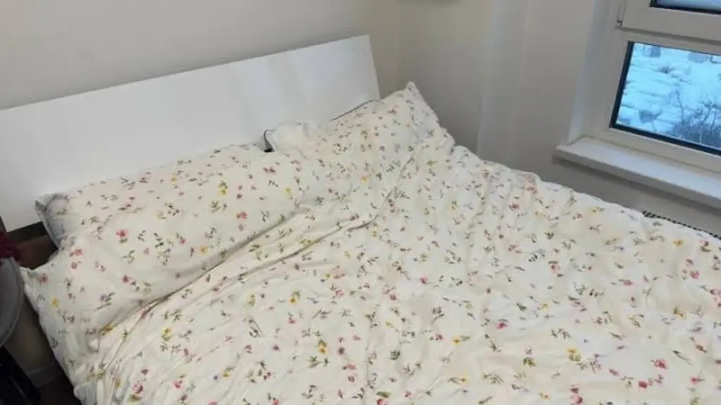 Dlaczego rano masz zatkany nos? Odpowiedź kryje się w Twojej poduszce