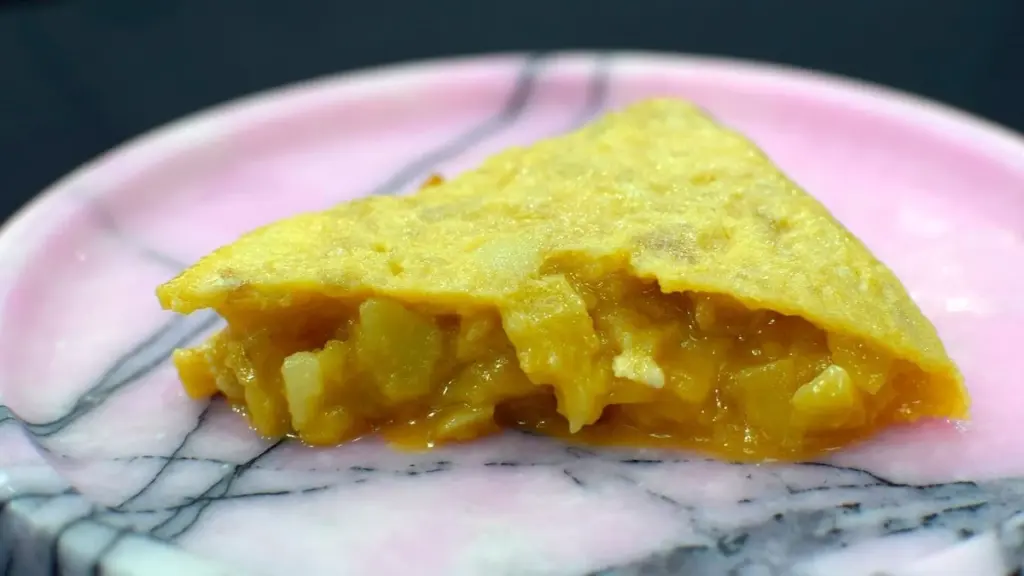 Dlaczego szefowie kuchni w Madrycie dodają dymkę do tortilli ziemniaczanej