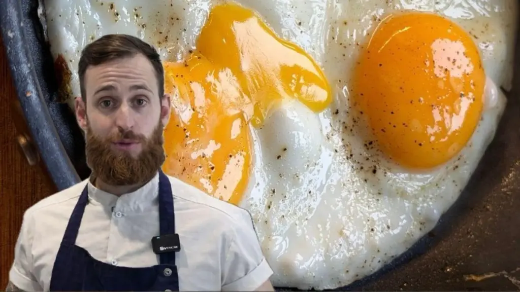 Dlaczego szefowie kuchni wylewają wodę na patelnię przed smażeniem jajek