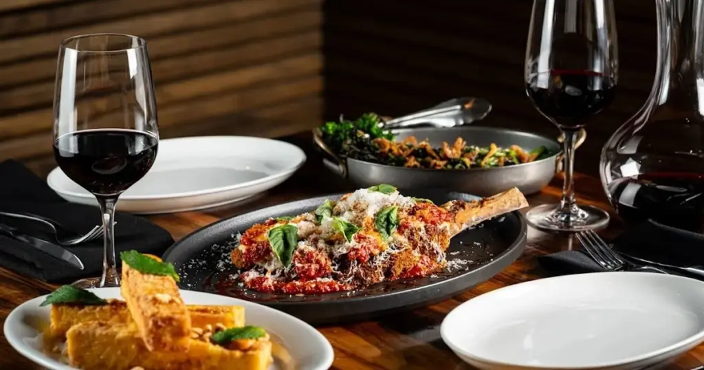 Dlaczego szefowie kuchni w Toronto serwują makaron z koła parmezanu