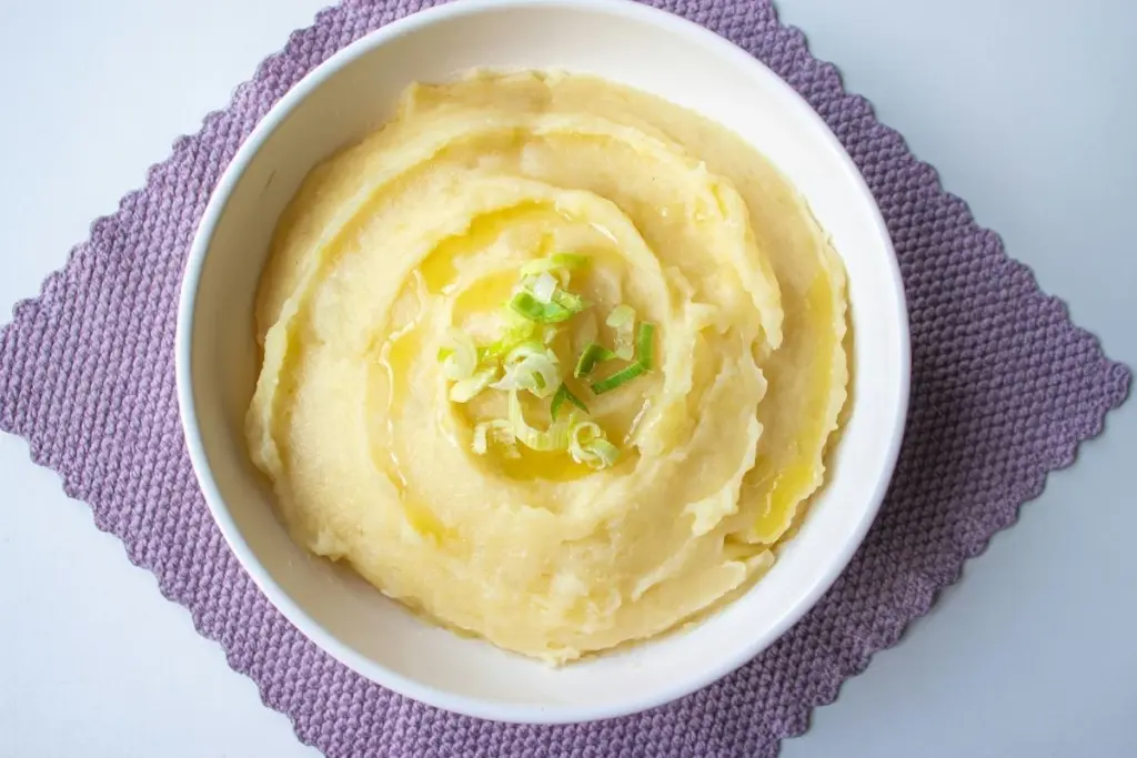 Dlaczego szefowie kuchni wylewają mleko i dodają do ziemniaków ten jeden składnik