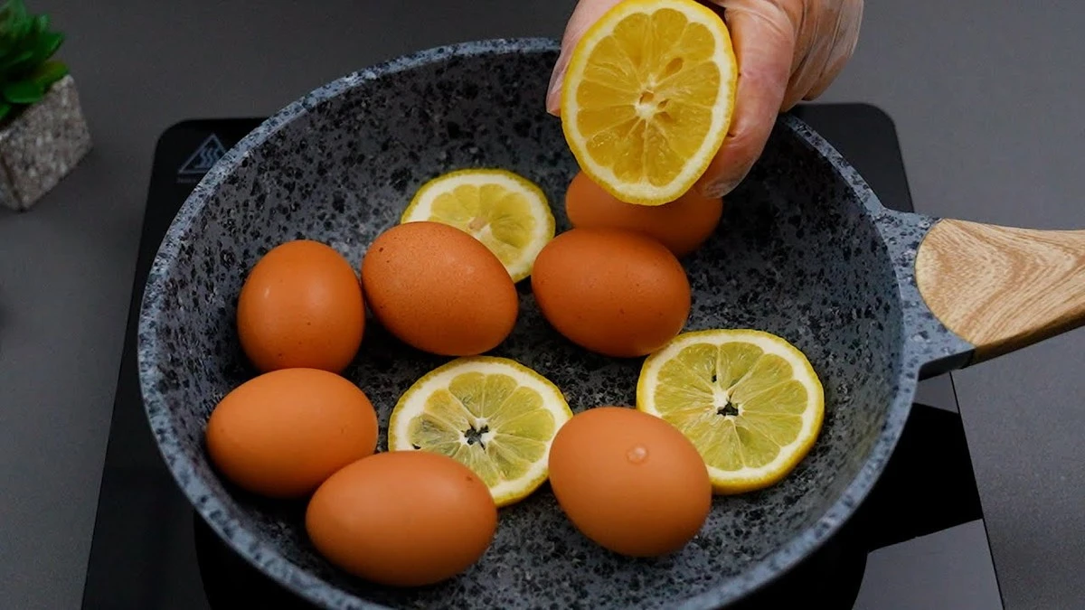 Dlaczego szefowie kuchni zawsze wrzucają plasterek cytryny do wrzątku z jajkami - image 1