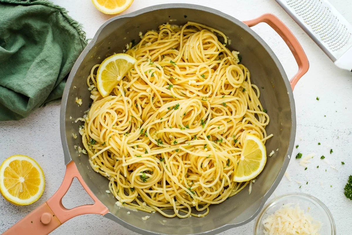 Dlaczego szefowie kuchni zawsze wrzucają kostkę zimnego masła do makaronu - image 1