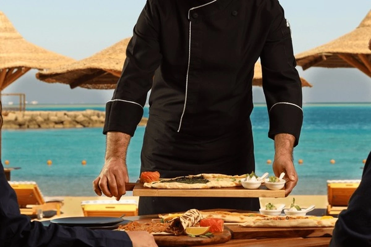 Dlaczego szefowie kuchni nie znoszą koszulek polo na plaży - image 1