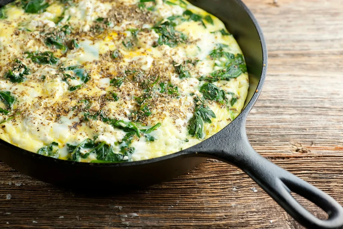 Dlaczego szefowie kuchni zawsze dodają mleko do jajek przed pieczeniem - image 1