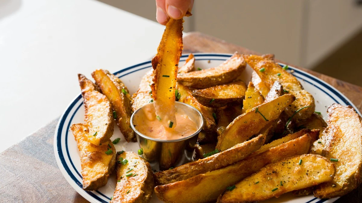 Dlaczego szefowie kuchni zawsze moczą ziemniaki w zimnej wodzie przed pieczeniem - image 1