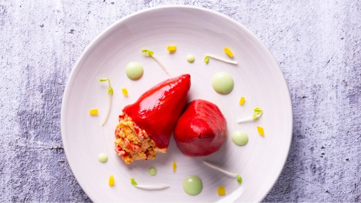 Dlaczego szefowie kuchni zawsze dodają łyżkę masła do papryki ze słoika - image 1