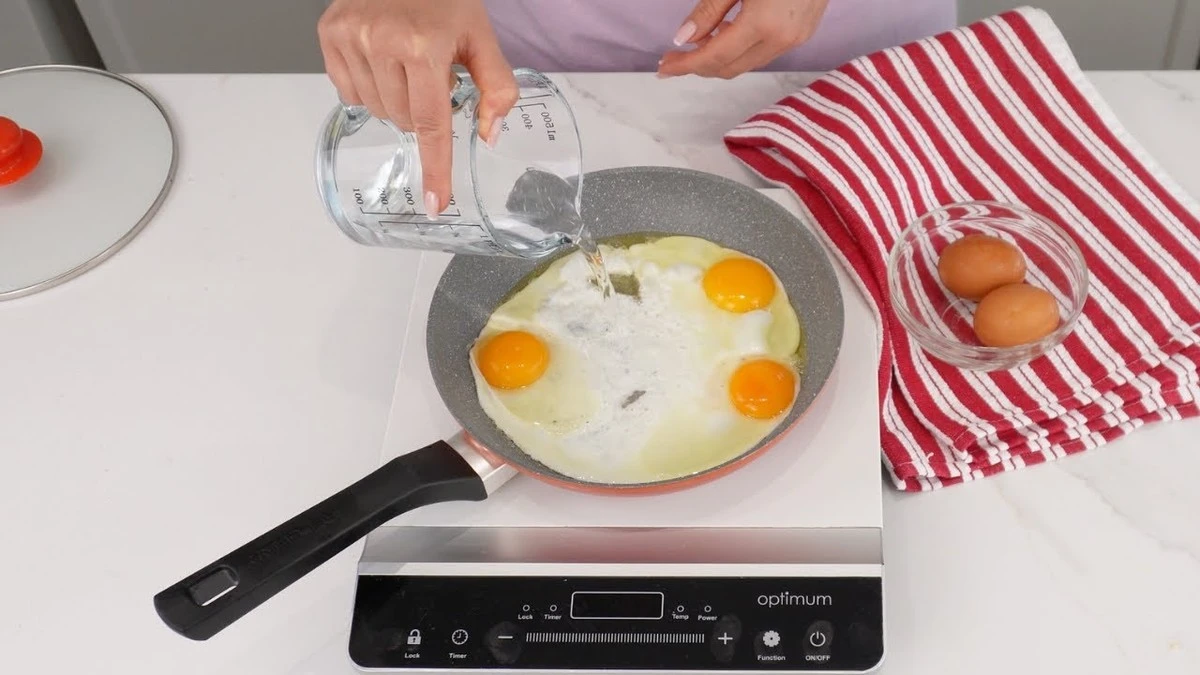 Dlaczego szefowie kuchni wylewają wodę na patelnię przed smażeniem jajek - image 1