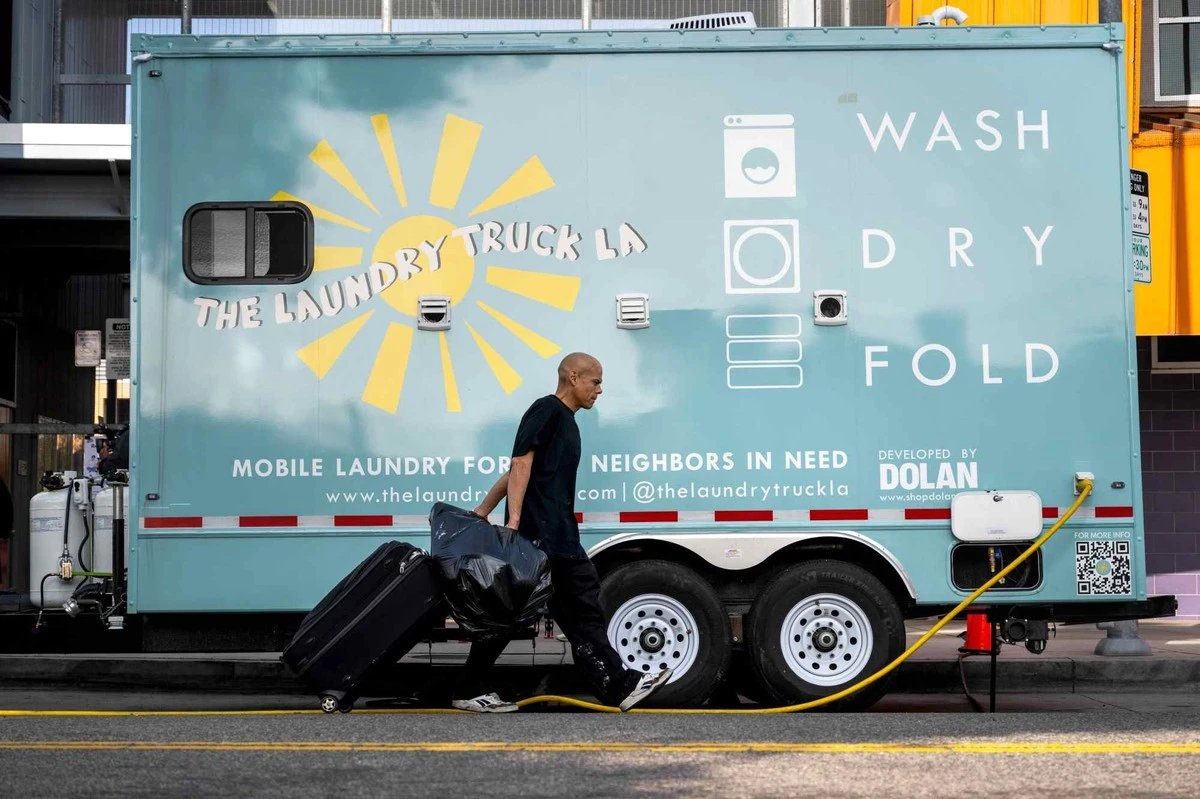 Dlaczego ten mężczyzna wozi pralki na przyczepie przez środek miasta - image 1